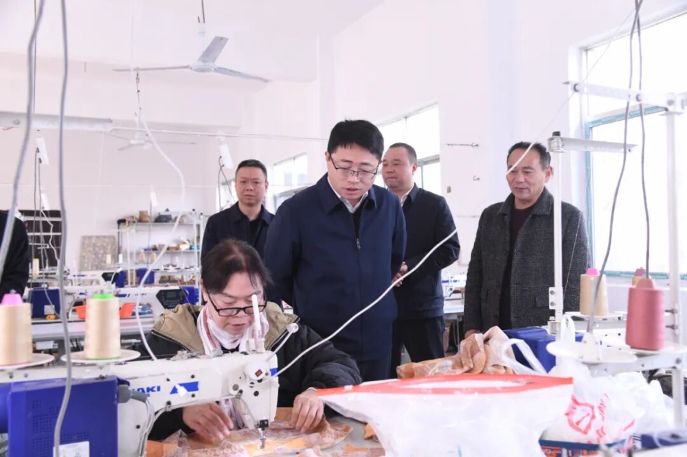 劉世奇赴三塘鎮(zhèn)宣講黨的二十屆四中全會(huì)精神并調(diào)研市場工作